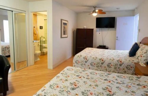 Mauricie House | Family Room with Pet-Friendly Amenities for Memorable Stays