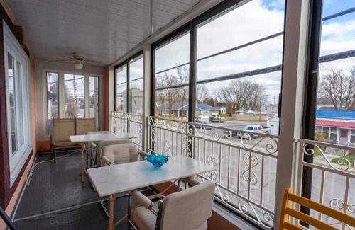 Mauricie House | Family Room with Pet-Friendly Amenities for Memorable Stays