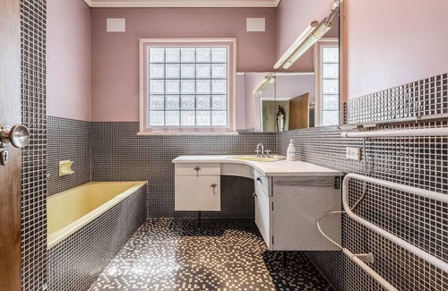 Werribee House | Retro Lodge in Werribee: Family-Friendly Fun Awaits