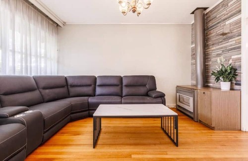 Werribee House | Retro Lodge in Werribee: Family-Friendly Fun Awaits