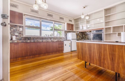 Werribee House | Retro Lodge in Werribee: Family-Friendly Fun Awaits