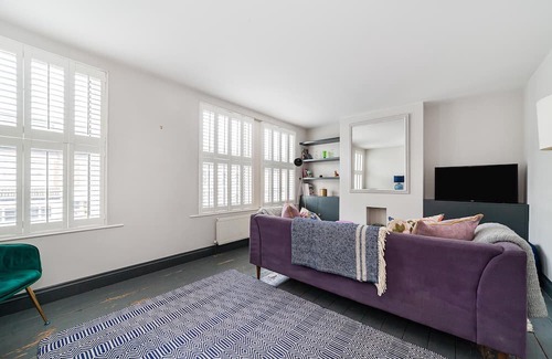West Hill Apartment | Colourful Southfields Charm