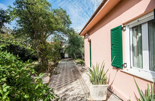 Lakithra House | Modern Retreat with Sea View, Huge Garden & Beach Access
