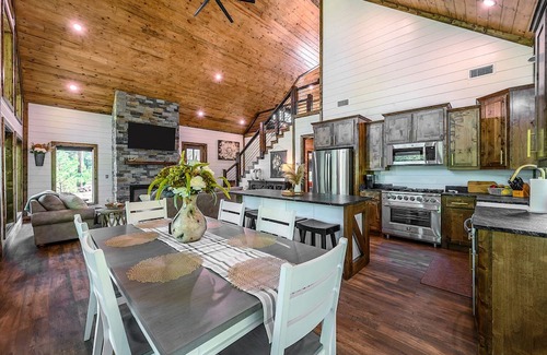 Broken Bow Cabin | RIVERFRONT RETREAT: DIRECT ACCESS TO WATER & MOUNTAIN FUN