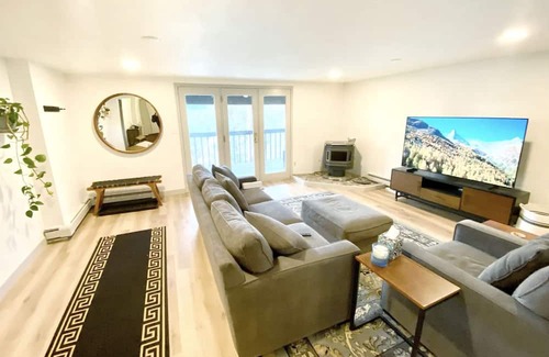 Nederland Villa | Granite Rock Retreat Villa: Breathtaking Views Await