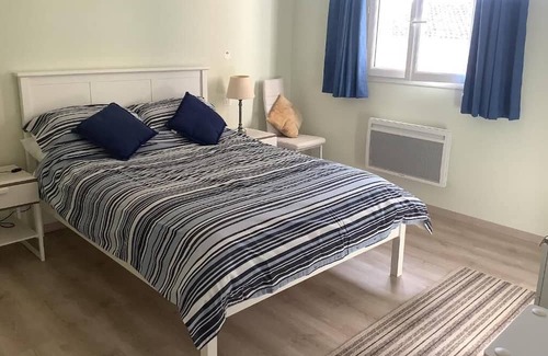 Jarnac Apartment | Gîtes for 4 Amidst Vineyards by the Charente River