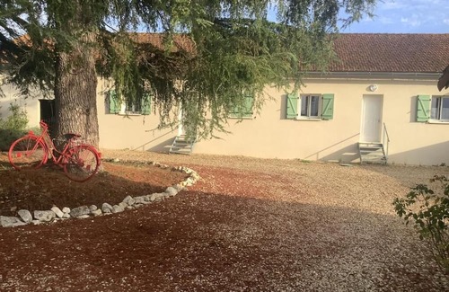 Jarnac Apartment | Gîtes for 4 Amidst Vineyards by the Charente River
