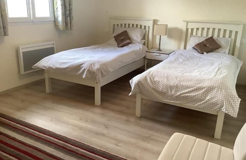 Jarnac Apartment | Gîtes for 4 Amidst Vineyards by the Charente River