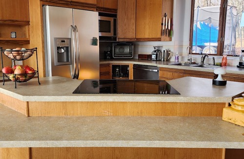 Bowers Villa | Unwind at Valley Views: Pet-Friendly Retreat with Spa
