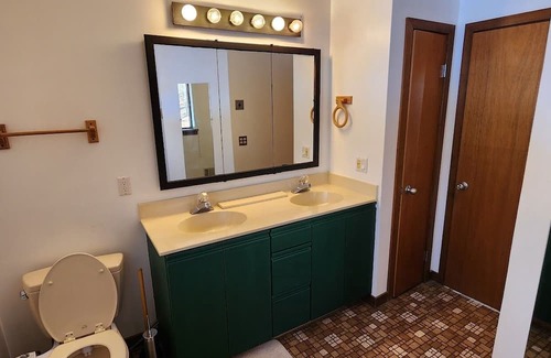 Bowers Villa | Unwind at Valley Views: Pet-Friendly Retreat with Spa