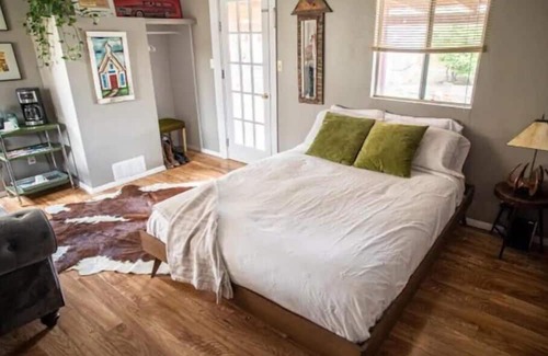 Tombstone House | Discover The Hollywood Cowboy: Family-Friendly Retreat