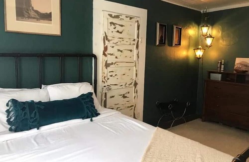 Tombstone Cabin | Cozy Miner's Cabin Near Tombstone Brewery Awaits You