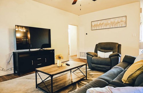Killeen House | Stylish Home Near Hospital - Family-Friendly Retreat