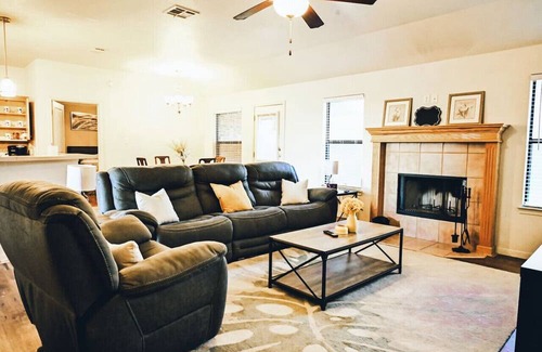 Killeen House | Stylish Home Near Hospital - Family-Friendly Retreat