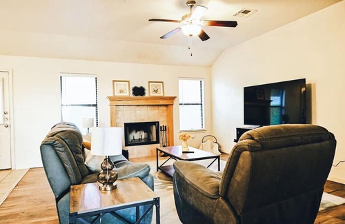 Killeen House | Stylish Home Near Hospital - Family-Friendly Retreat