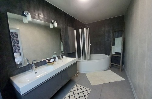Chateauroux House | Spacious and Comfortable Entire Home with Spa Amenities