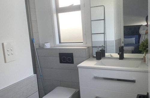 Ranui House | Convenient Ensuite Near Trains and Takeaway Options