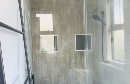 Ranui House | Convenient Ensuite Near Trains and Takeaway Options