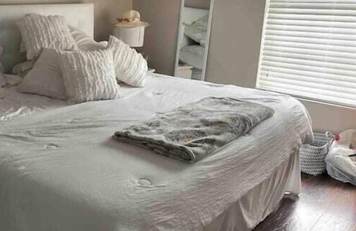 Sunshine Apartment | 4 Bedroom 831377 by Houzlet