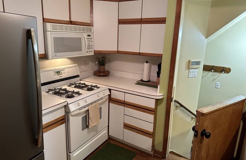 Allen Park House | Peaceful Bungalow near Airports & Downtown Detroit