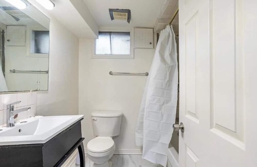 Newtonbrook House | Pet-Friendly 2-Bedroom Retreat in North York