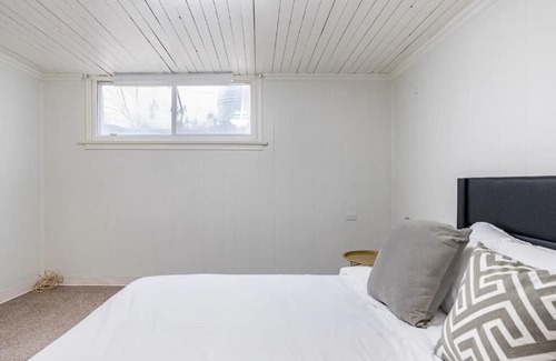 Newtonbrook House | Pet-Friendly 2-Bedroom Retreat in North York