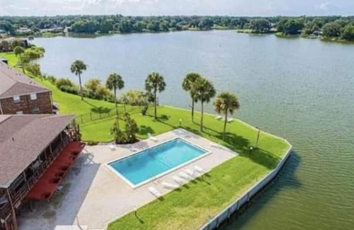 Lake Bentley Apartment | Cozy Secluded Condo with Lake View and Spa Amenities