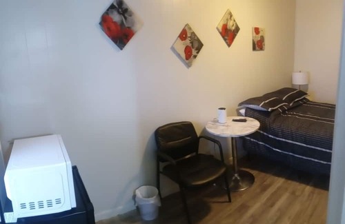 Savage House | Budget-Friendly Cozy Rooms with Family Amenities Await