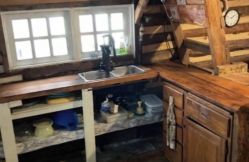 Dundee Cabin | Inviting Off-Grid Cabin: Pet Friendly & Guest Rated 10/10