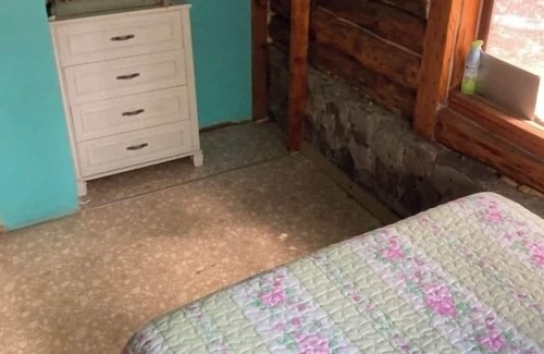 Dundee Cabin | Inviting Off-Grid Cabin: Pet Friendly & Guest Rated 10/10