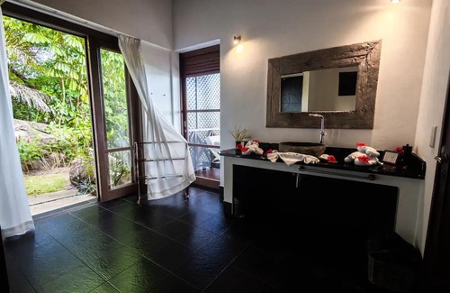 Port Glaud Villa | Cozy Ocean View Villa with Breakfast and Child-Friendly Amenities