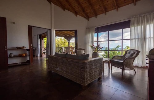 Port Glaud Villa | Cozy Ocean View Villa with Breakfast and Child-Friendly Amenities