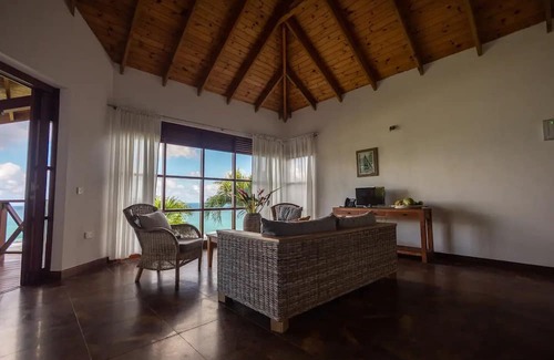 Port Glaud Villa | Cozy Ocean View Villa with Breakfast and Child-Friendly Amenities