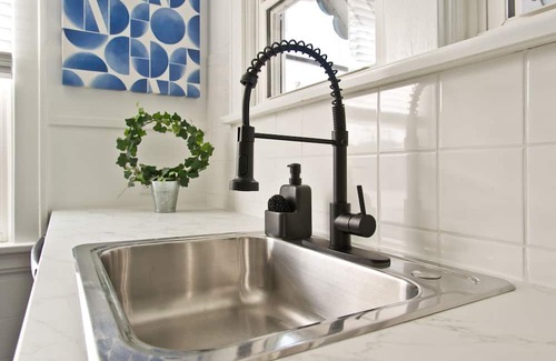 Oakley Apartment | Vibrant Atlantic #2 - Family-Friendly Escape with Breakfast