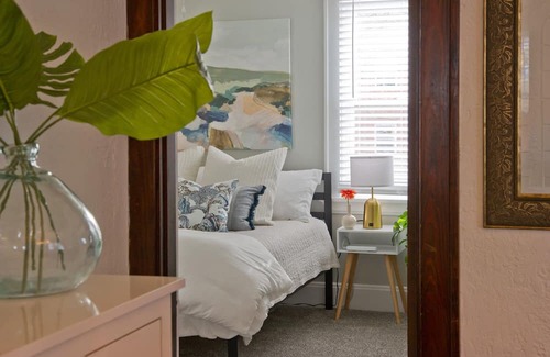 Oakley Apartment | Vibrant Atlantic #2 - Family-Friendly Escape with Breakfast