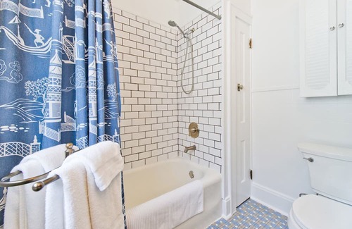 Oakley Apartment | Vibrant Atlantic #2 - Family-Friendly Escape with Breakfast