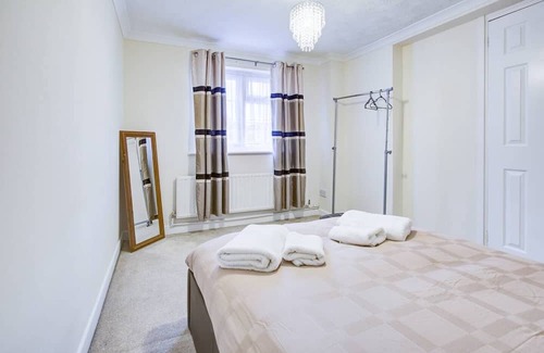South Benfleet House | Explore Pass the Keys: Family-Friendly 4-Bedroom Retreat