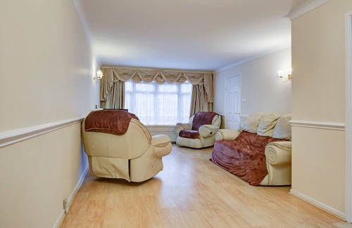 South Benfleet House | Explore Pass the Keys: Family-Friendly 4-Bedroom Retreat