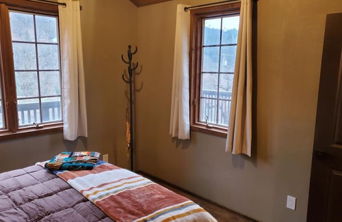Douglas City Cabin | Cozy Mountain Cabin Near Scenic Trinity River Adventure