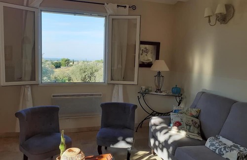 Saint-Pierre-de-Vassols House | Cozy Holiday Home 'La Maison De Malie' with Mountain Views
