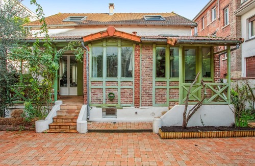 Cœur de Ville House | Family-Friendly Retreat with Garden in Courbevoie - Welkeys