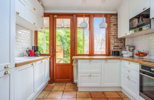 Cœur de Ville House | Family-Friendly Retreat with Garden in Courbevoie - Welkeys