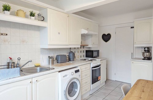 Littlehampton House | Family-Friendly Holly House in Rustington - Sleeps 6 Guests