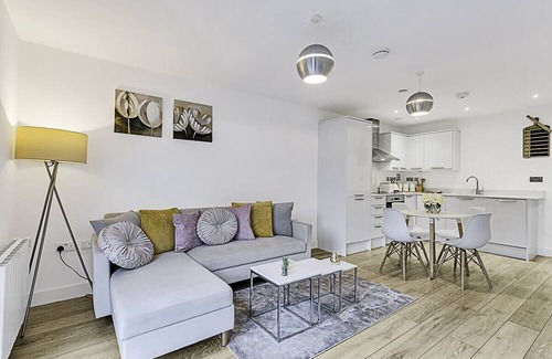Watford Apartment | Newly Furnished and Bright Home