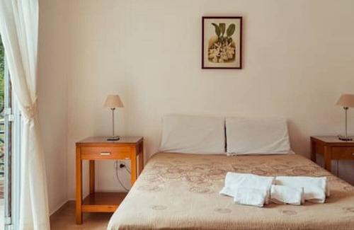 Alta Gracia Cabin | Cozy Duplex Madrid: Family & Pet-Friendly Retreat
