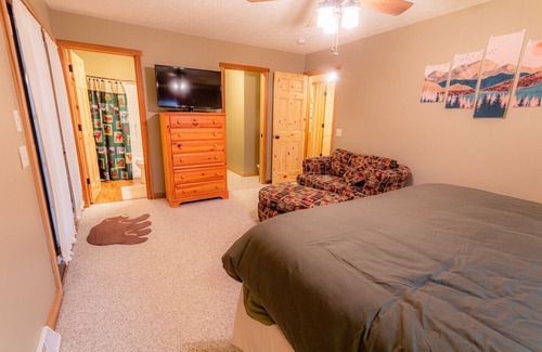 Alpine Lake Cabin | Perfect Family Retreat for Outdoor Lovers with Pool Access