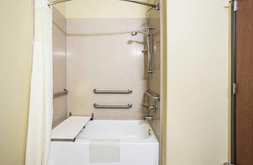 Saint Landry House | 3 Budget-Friendly Accommodations in Knights Inn Bunkie! Pool, Free Breakfast!