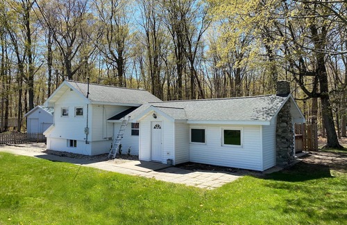 Pentwater Cottage | Pet-Friendly 3-Bedroom Cottage Near Lake Michigan Awaits