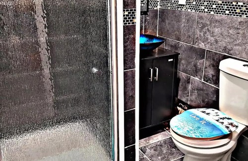 North Philadelphia Apartment | Guest Rated: Philadelphia's Kickback 2 Kingbed Studio Apt