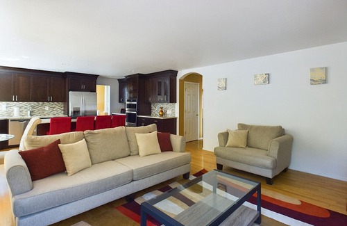 Kent House | Spacious 5BR Kent Retreat with Free Parking & Laundry